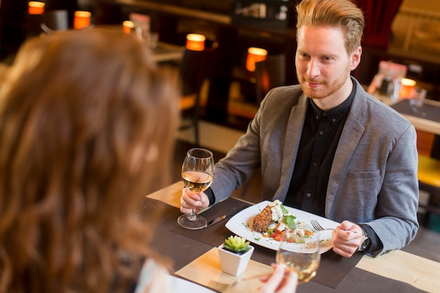 Giovani coppie handsome del redhair cenando nel ristorante