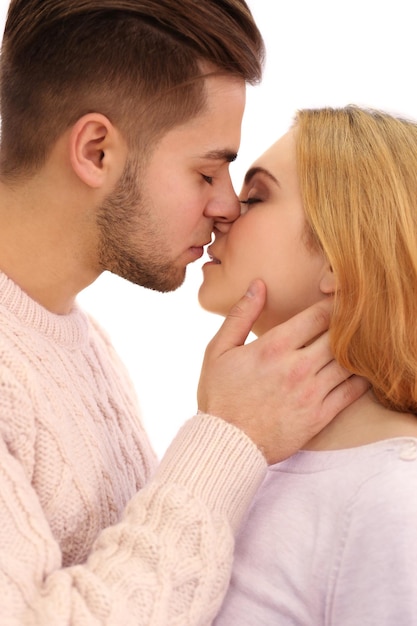 Giovani coppie innamorate che si baciano da vicino