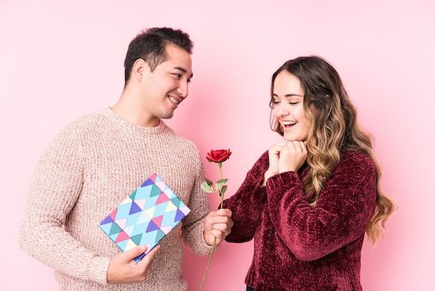 Giovani coppie latine con un regalo