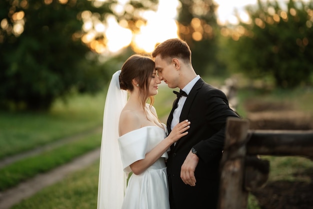 Giovani coppie lo sposo in un vestito nero e la sposa in un vestito corto bianco