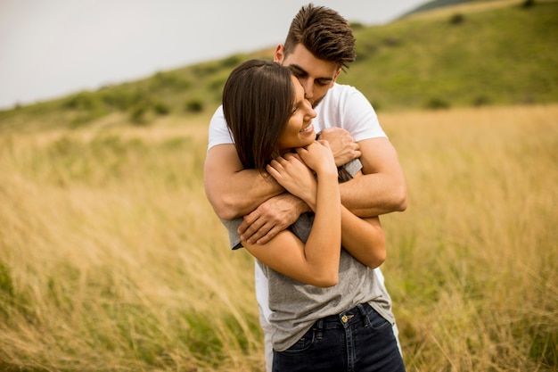 Giovani coppie nell'amore fuori nella natura di primavera