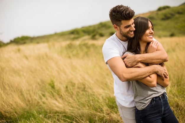 Giovani coppie nell'amore fuori nella natura di primavera