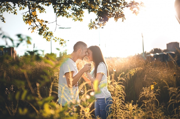 Giovani coppie nell'amore in natura di estate