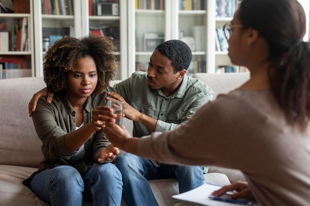 Giovani coppie nere visitano insieme lo psicologo di famiglia