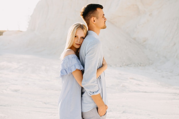 Giovani coppie romantiche all'aperto. Donna che abbraccia l'uomo da dietro.