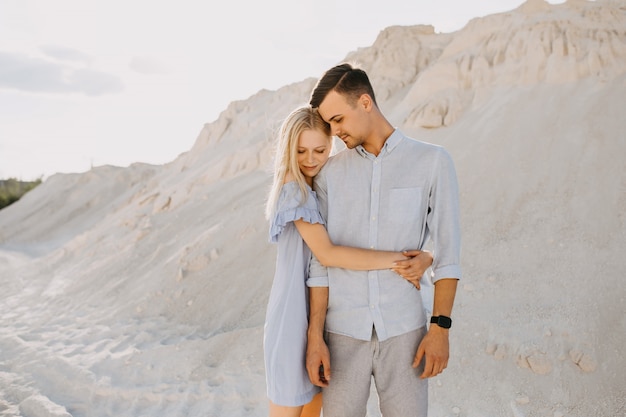 Giovani coppie romantiche all'aperto. Donna che abbraccia l'uomo.