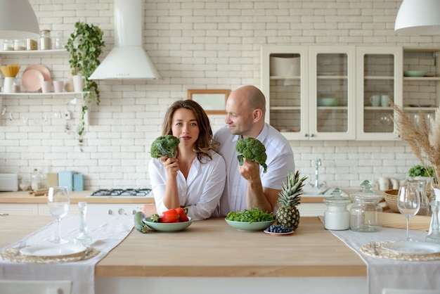 Giovani coppie romantiche che cucinano insieme nella cucina