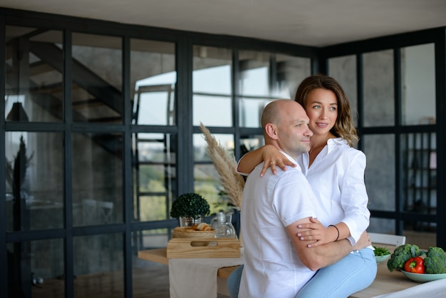 Giovani coppie romantiche che cucinano insieme nella cucina