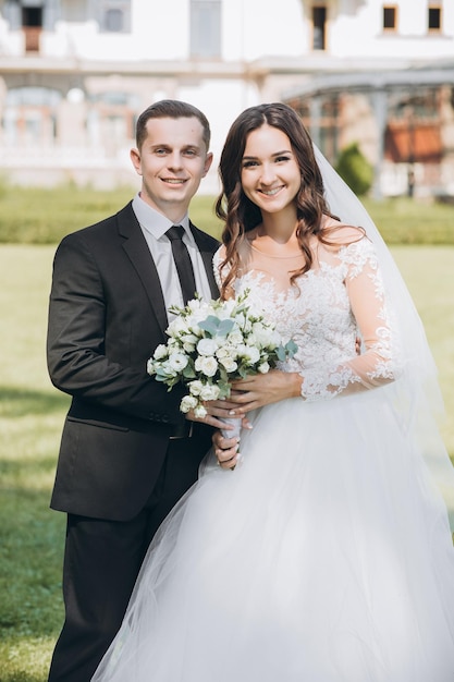 Giovani coppie romantiche felici caucasiche che celebrano il loro matrimonio