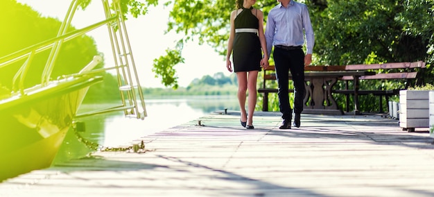 Giovani coppie romantiche felici che camminano sulla spiaggia che si amano