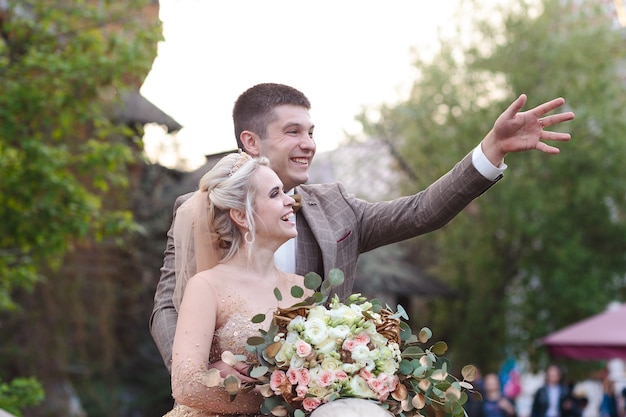 Giovani coppie romantiche felici che celebrano il loro matrimonio