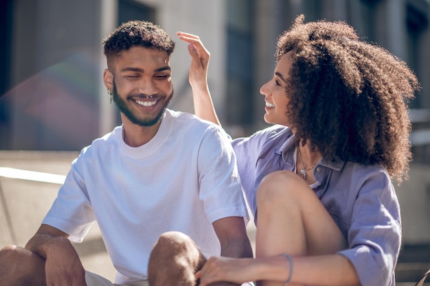 Giovani coppie sorridenti e felici che trascorrono del tempo insieme