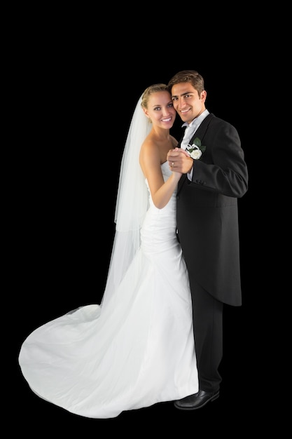 Giovani coppie sposate felici che ballano valzer viennese