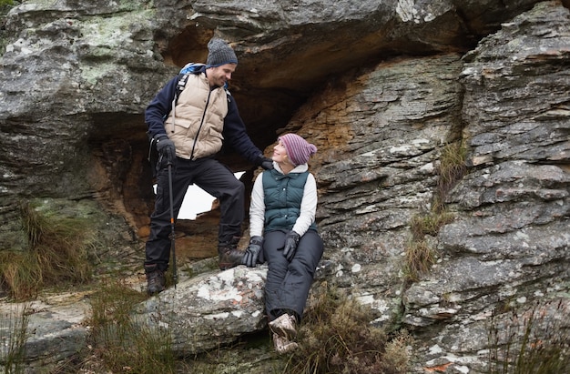 Giovani coppie su roccia mentre su un&#39;escursione