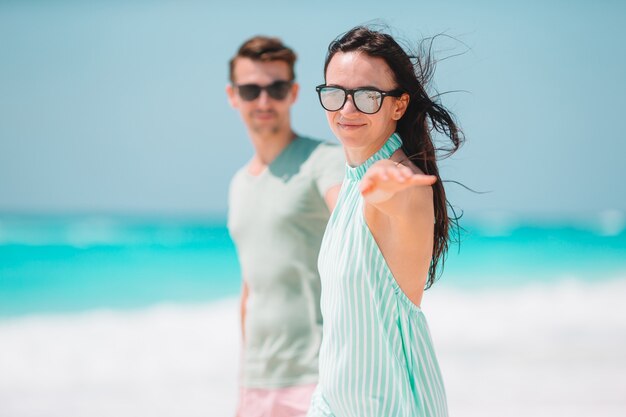 Giovani coppie sulla spiaggia bianca durante le vacanze estive.