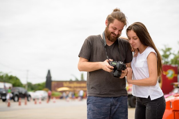 Giovani coppie turistiche che hanno vacanza insieme a Ayutthaya, tailandese