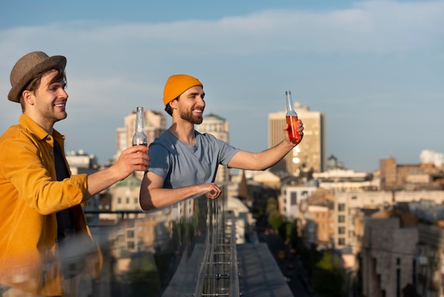 Giovani di tiro medio che fanno festa