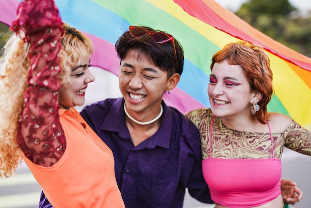 Giovani diversi che si divertono alla parata dell'orgoglio LGBT
