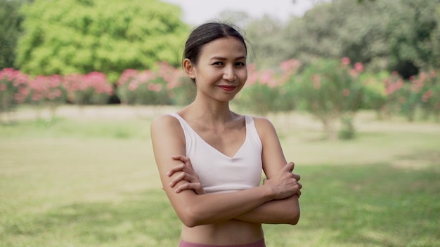 Giovani donne asiatiche che fanno yoga nel parco