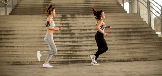 Giovani donne che corrono nell&#39;ambiente urbano