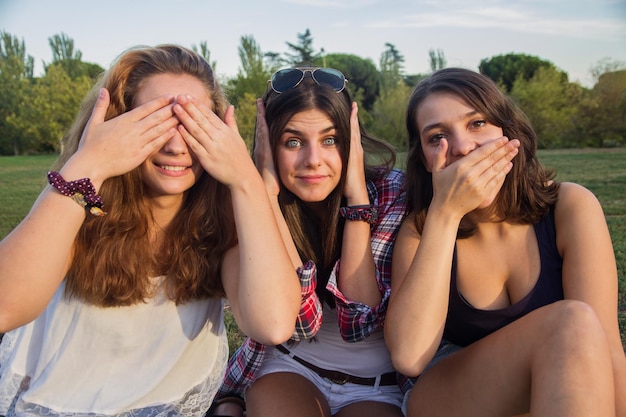 Giovani donne che fanno facce e si divertono