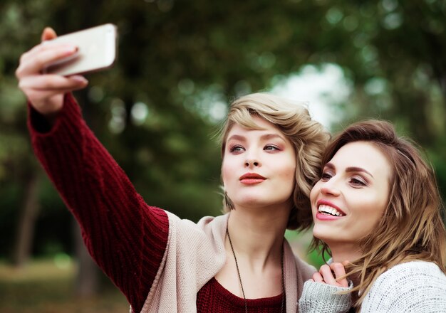 Giovani donne che fanno selfie