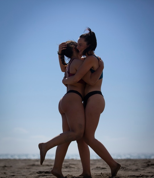 giovani donne che giocano a beach volley