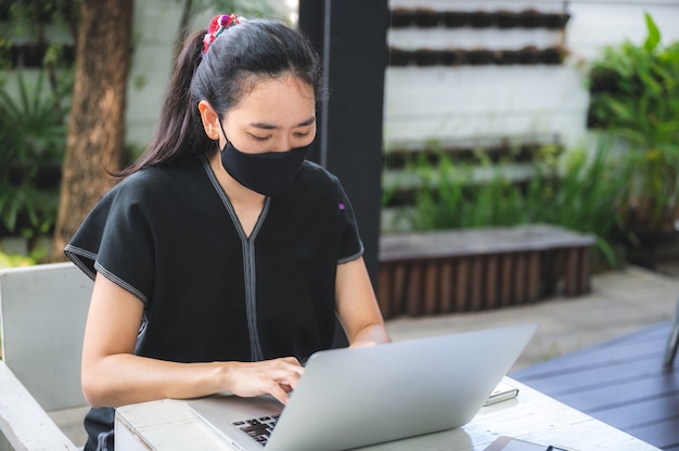 Giovani donne che lavorano da casa con il computer portatile