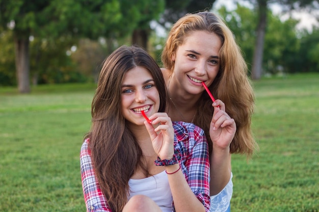 Giovani donne che mangiano liquirizia