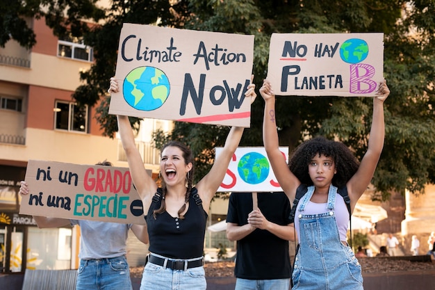 Giovani donne che protestano contro il cambiamento climatico