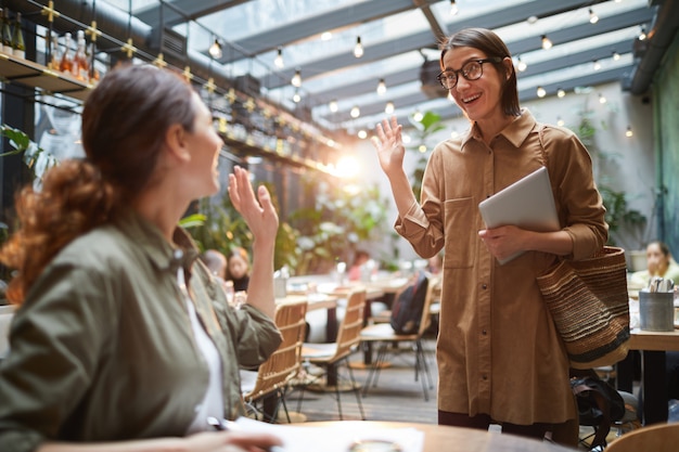 Giovani donne che si incontrano nel caffè