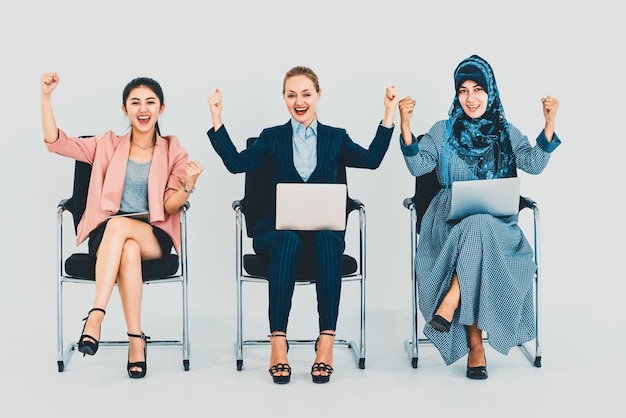 Giovani donne d'affari felici che festeggiano il successo