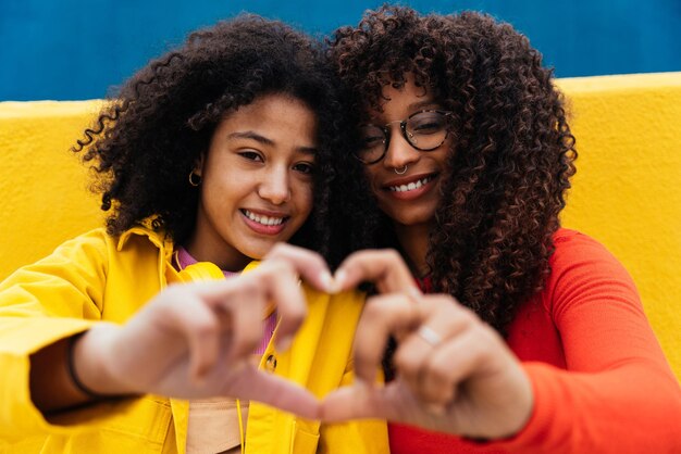 Giovani donne felici che ballano e si divertono all'aperto