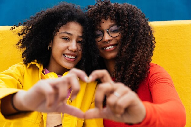 Giovani donne felici che ballano e si divertono all'aperto