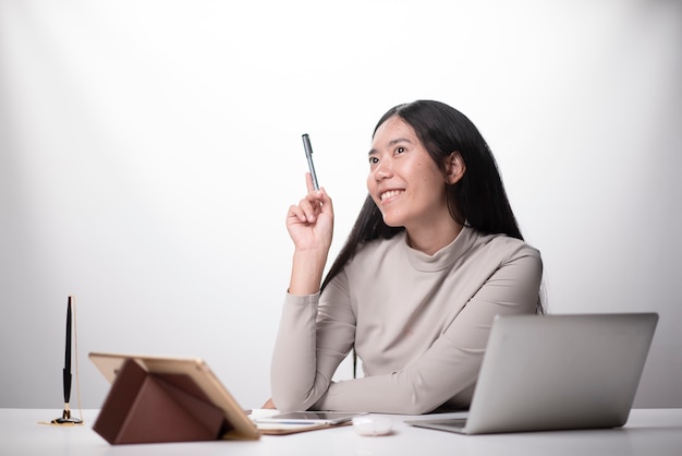 Giovani donne felici dopo il nuovo ordine dal cliente