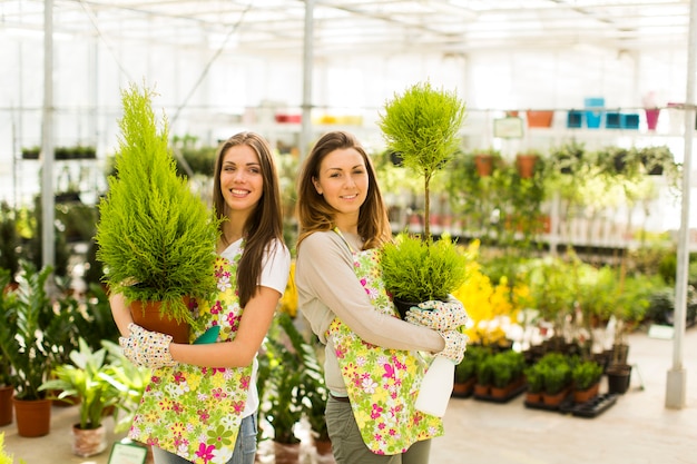 Giovani donne in giardino fiorito