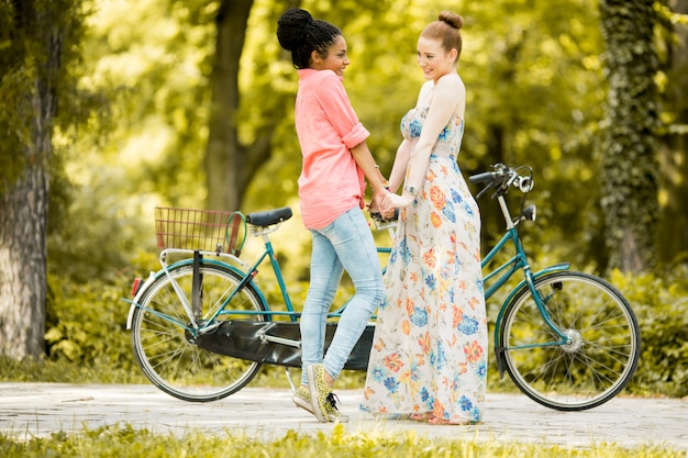 Giovani donne in posa in bicicletta