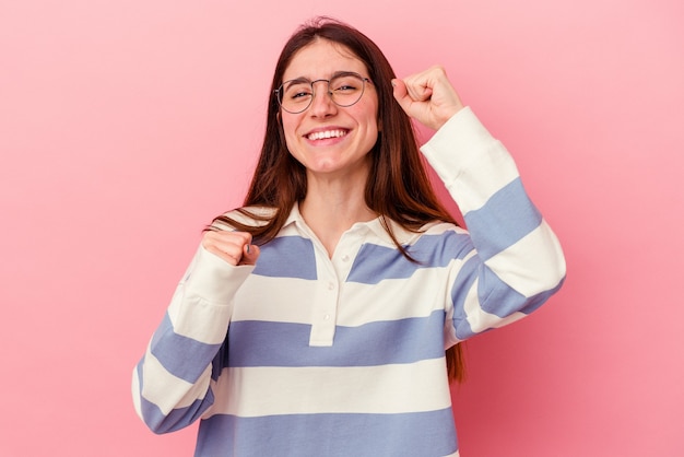 Giovani donne isolate che celebrano una vittoria, passione ed entusiasmo