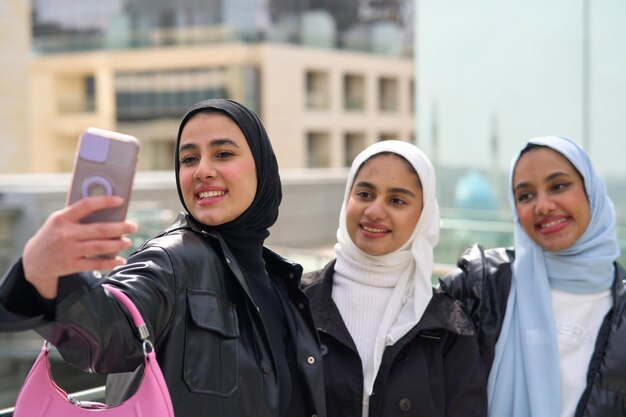 Giovani donne musulmane con il hijab che si fanno un selfie