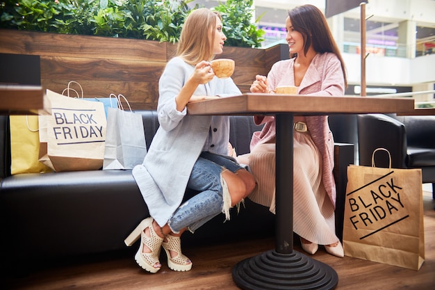 Giovani donne nel caffè del centro commerciale