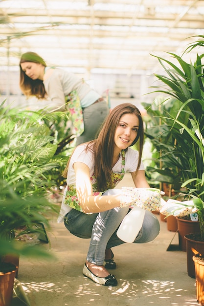 Giovani donne nel giardino fiorito