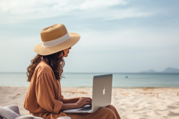 Giovani donne nomadi sedute su una spiaggia che lavorano su Internet in remoto al tramonto Viaggiare con un computer