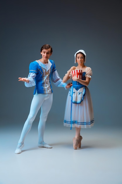 Giovani e aggraziate ballerine come personaggi delle fiabe di Cenerentola.