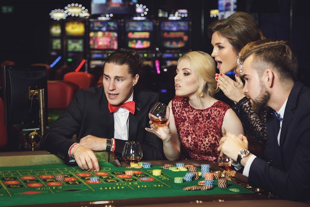 Giovani e ricchi che giocano alla roulette nel casinò