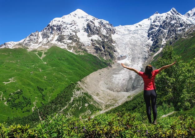 Giovani escursionisti trekking a Svaneti, Georgia. Ladaar del ghiacciaio sullo sfondo