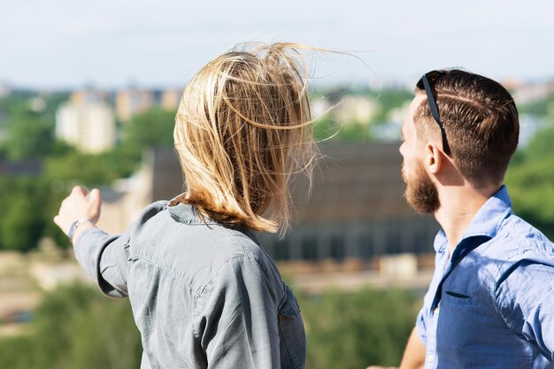 Giovani fratelli che guardano il panorama della città come concetto di amicizia e solidarietà