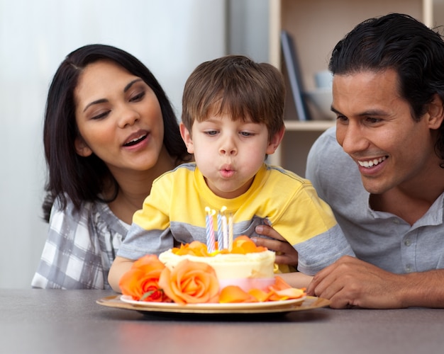 Giovani genitori che celebrano il compleanno del loro figlio