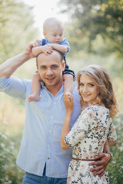 Giovani genitori con figlio piccolo nel parco estivo