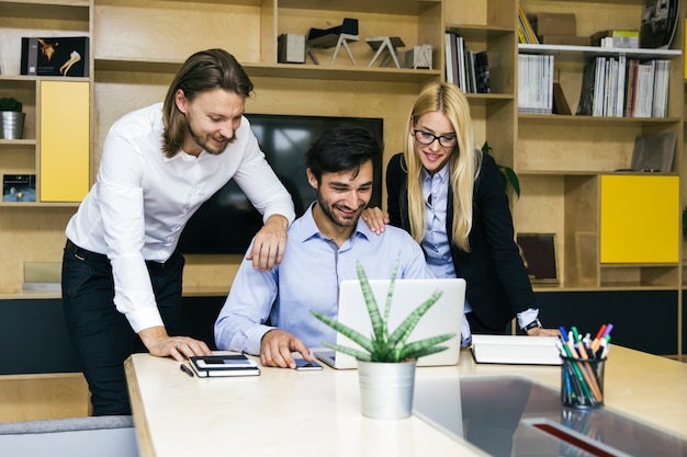 Giovani imprenditori che lavorano in ufficio moderno