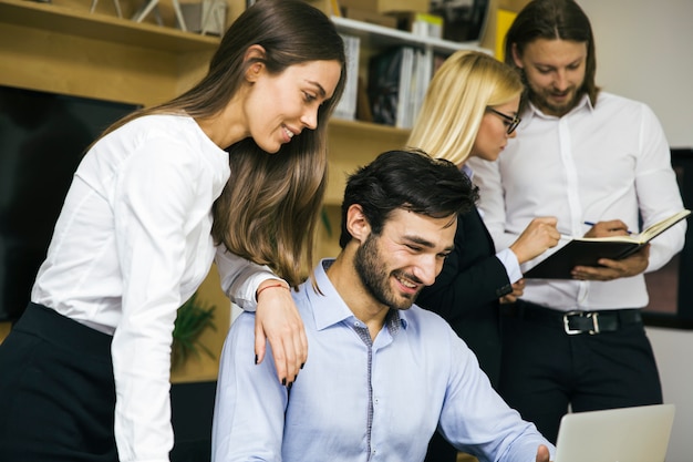 Giovani imprenditori che lavorano in ufficio